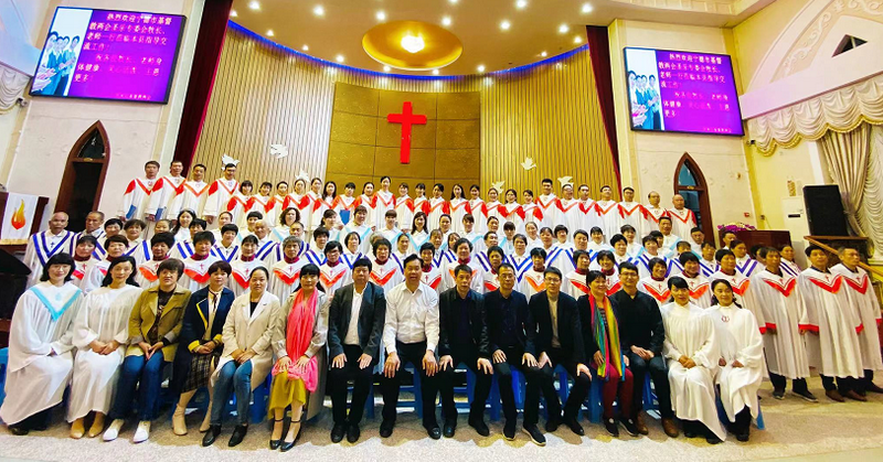 The Sacred Music Committee of Ningde Municipal CC&TSPM in Fujian province took a group photo with the choir during the visit from April 21 to 22, 2021.