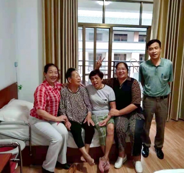  Elder Chen Kaosi was pictured with 85-old Sister Lao Yuxiu and church staff at Hepu Changhe Elderly Health Care Center, Beihai, Guangxi, on April 26, 2021.
