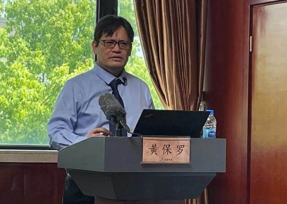 Paulos Huang gave the first session of the serial lectures with the theme of "Martin Luther and the Third Enlightenment" at Shanghai Library on April 26, 2021. 