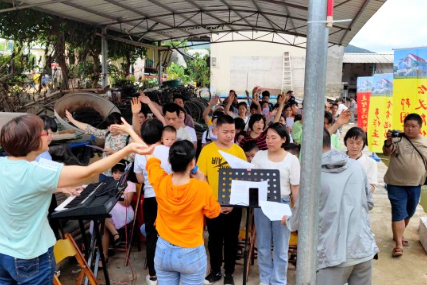 Believers of the Gospel Church in Shangsi County, Guangxi, and their non-Christian friends worshipped outdoors together on May 4, 2021.