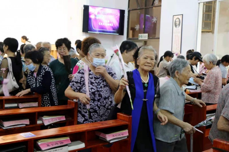 Christian mothers each received a carnation in Hepu Church, Beihai, Guangxi, on this year's Mother's Day wich fell on May 9, 2021.