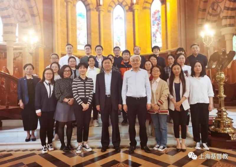 After the writing training conference, reporters from Shanghai CC&TSPM and Rev. Hao Zhiqiang took a group picture in Holy Trinity Church on May 7, 2021.