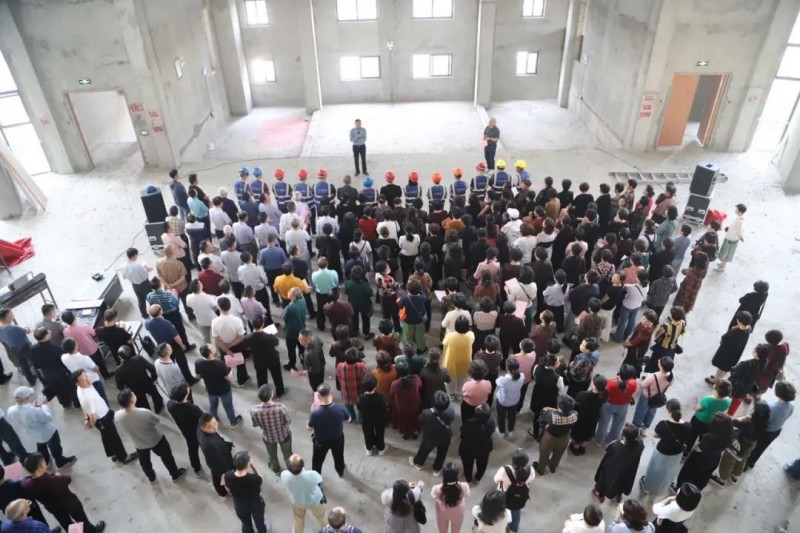 Believers of Zhu'en Church in Zhejiang and a Fujian Christian engineering company attended a thanksgiving service for decoration and construction on May 10, 2021.