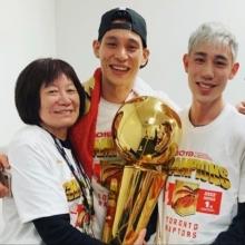 Jeremy Lin with his mother and brother 