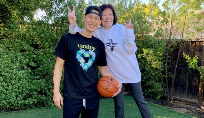 Jeremy Lin and his mother 