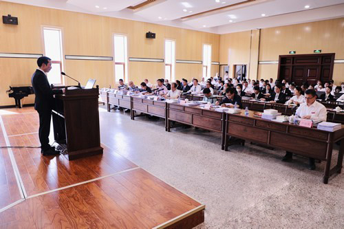 Fujian Theological Seminary held a thesis defense in the multifunctional hall of the teaching building on June 2, 2021.