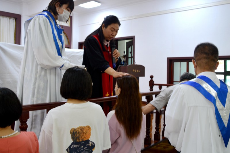 Rev. Yuan Ming,  president of Anshan Municipal CC&TSPM, baptized a female seeker in Lvhua Street Church, Anshan City, Liaoning Province, on May 6, 2021.