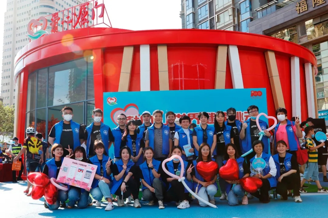 Volunteers from Xiamen CC&TSM took a group picture in Jiangtou Love Park, Xiamen, Fujian, on the eighteenth World Blood Donor Day which falls on June 14, 2021.