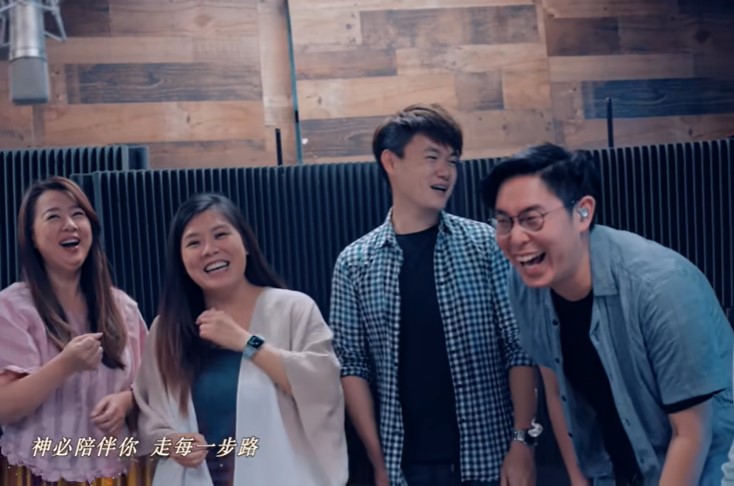 Four singers from different overseas Chinese Chrisian music ministries made a MV of the hymn "Smile".