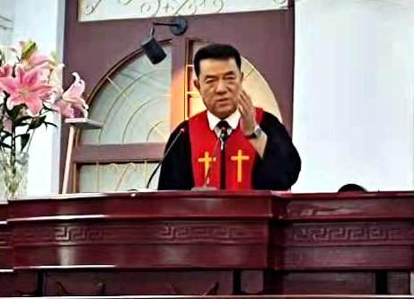 Elder Shi Aijun, dressed in holy robe, gave a sermon to celebrate the dedication of Lvhua Street Church in Anshan, Liaoning, on July 4, 2021. 