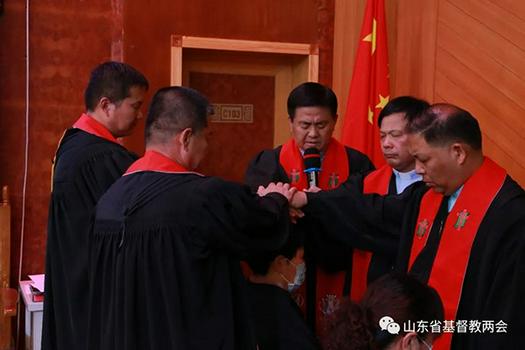 Five pastors laid their hands on a staff worker in Shandong International Church in an ordination ceremony held on July 11, 2021.