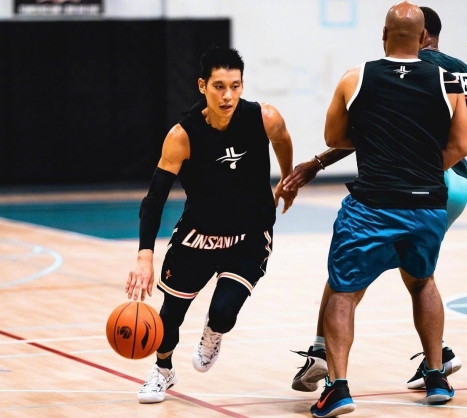 Jeremy Lin plays basketball with other players.