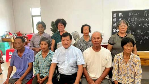 Senior Pastor Zhang of Beihai Church in Guangxi Province took a picture with the newly baptized believers in Xitang County Church on July 18, 2021.