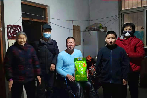 Suo Haisong and his family received food from the Yaodu District Church in Linfen City, Shanxi Province, before the Festival Spring in 2021.