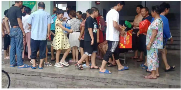 Villagers in Weihui City, Henan Province, received fast food from CCC&TSPM on July 24, 2021.