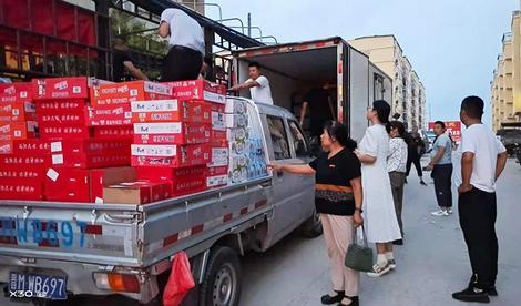  Staff workers of Pinglu Couty Church in Shanxi Province loaded food which was donated to flood-struck Henan Province recently.