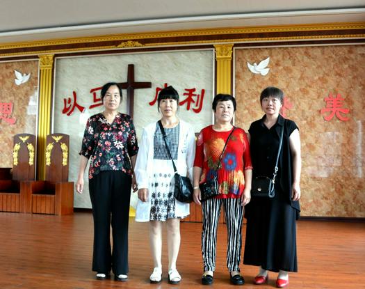The female believer Li Jing (first on the left) and staff workers of Xifo Church in Tai'an County, Liaoning Province