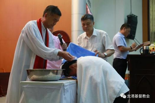 Elder Yang Jiehua from Lord's Grace church, Longgan, Wenzhou, Zhejiang, baptized for a seeker recently.