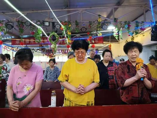 Female believers prayed for the flood-struck Henan Province in prayer meetings held in Shengli Road Church in Baoji, Shaanxi, on July 23, 2021.