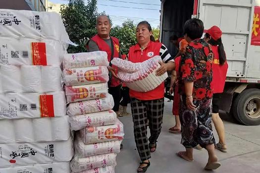 The volunteers of the Amity Foundation unloaded disaster relief materials donated to flood-hit Henan Province atn the end of July, 2021.