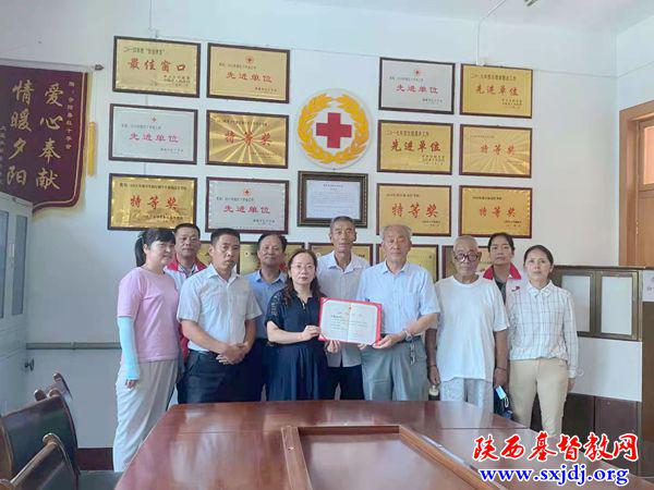 Heyang County churches in Weinan City, Shaanxi Province, received a donation certificate from the county Red Cross for their contributions to Henan people on August 2, 2021.