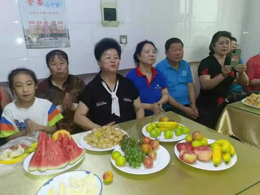 Staff workers of Ruiguang North Church in Taobei District, Baicheng City, Jilin Province, presented fruits to Sunshine Nursing Home in Taobei District on July 31, 2021. 