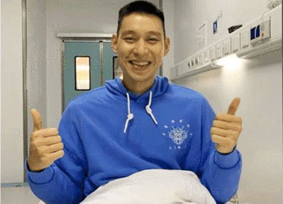 In a Shanghai hospital, Jeremy Lin gave a thumbs-up gesture in a picture posted on Twitter on August 7, 2021.