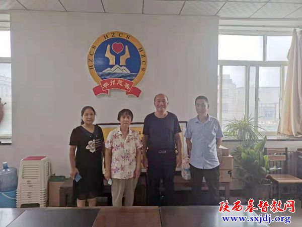 The staff of Huazhou District CC&TSPM in Weinan City, Shaanxi Province, took a picture in a local charity association on August 4, 2021.