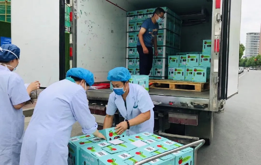 Medical staff in Zhengzhou, Henan, received apples from the faith-based Amity Foundation on August 6, 2021.