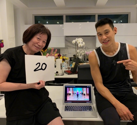 Jeremy Lin was pictured with his mother showing the number of "20" to mark her completion of a 20-minute  Zumba routine in the United States in early August 2021. 