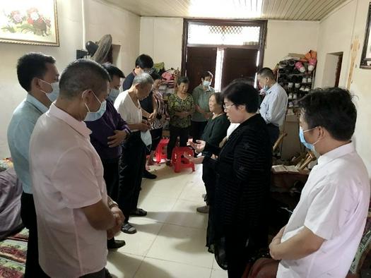 Staff of Suizhou CC&TSPM prayed in the home of a flood-hit believer in Suizhou, central China's Hubei Province, on August 16, 2021.