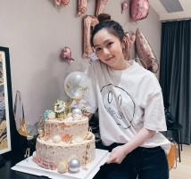 G.E.M. or Gloria Tang Tsz-Kei held a cake in her 30th birthday party on August 16, 2021.