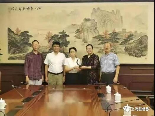 Rev. Jiang Xili, director of Huangpu District CC&TSPM in Shanghai, visited a district government department to express her gratitude for the demolition of illegal structures on August 11, 2021.