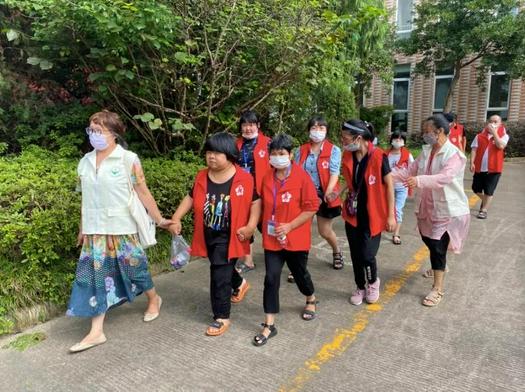 Volunteers from Jiaojiang Church in Taizhou, Zhejiang, guided handicapped from the Home for Disabled to have physical examination on August 20, 2021.