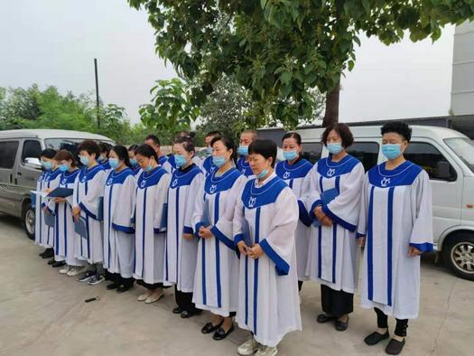 The choir members prayed for Deaconee Wang Youzhen from Yaodu District Church, in Linfen, Shanxi, on August 19, 2021.