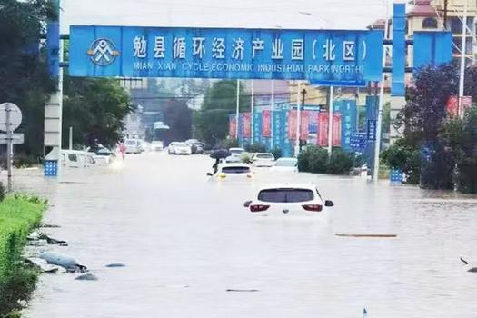 Cars were flooded in the street of Mian County, Hanzhong, Shaanxi, between August 21 to 22, 2021.