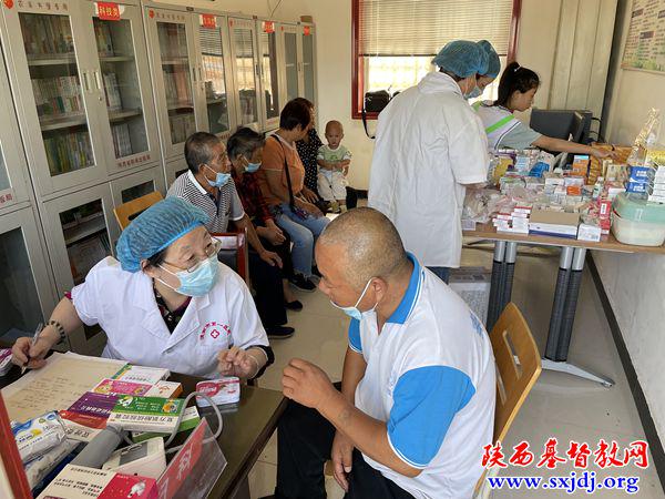 Medical staff from Linwei District Church in Weinan City, Shaanxi Province, provided free clinical healthcare in the countryside on August 24, 2021.