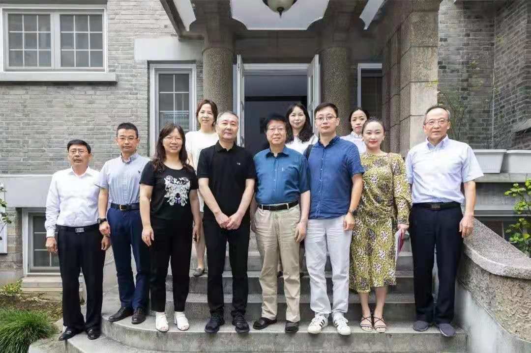 Leaders from Amity Foundation and Shizhuzhai Art Investment Company took a group picturen inside the foundation in Nanjing on August 24, 2021.
