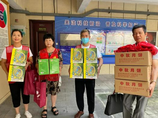 Volunteers from Jiaojiang Church, Taizhou, Zhejiang, presented moon cakes and small electric fans to the home for the disabled in Jiazhi Street on August 24, 2021.