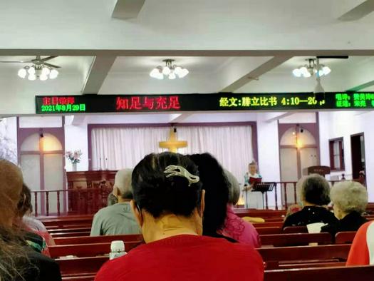 Believers listened to a sermon carefully in an Anshan church, Liaoning, on August 29, 2021.