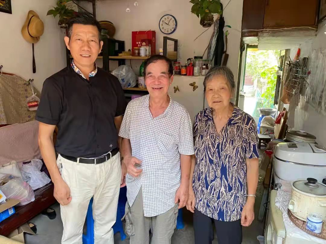 A volunteer of Jiaojiang Church in Taizhou, Zhejiang, pictured with two elderly during a visit in early September, 2021. 