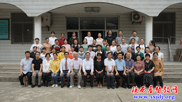 Leaders of Shaanxi CC&TSPM, local church workers, and the staff and students of Shaanxi Bible School took a group picture on September 3, 2021.