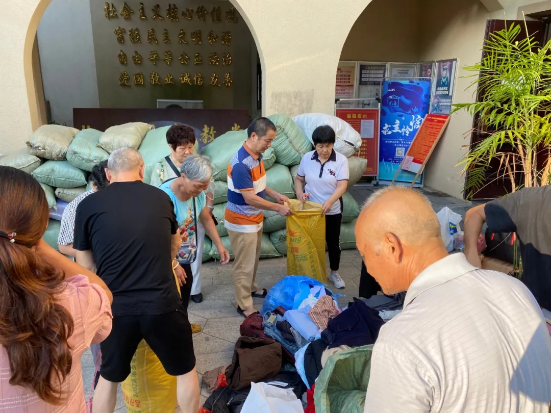 Members of Chenguang Volunteer Team of Jiaojiang Church in Taizhou, Zhejiang, packed clothes which would be delivered to Yunnan ethnic minorities on September 6, 2021.