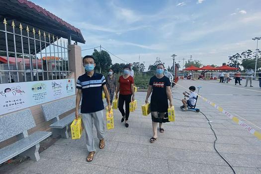 The staff of Kuibi Church in Quangang District, Quanzhou City, delivered chrysanthemum tea to medical staff on the front line of nucleic acid testing on September 13, 2021.