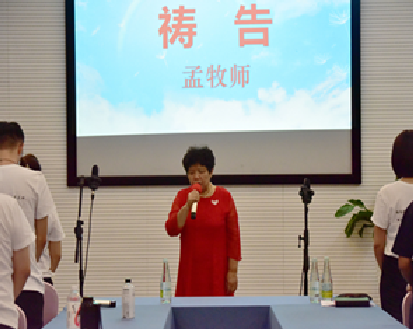Rev. Meng prayed for  a testimony meeting for seekers in Shishan Church, Suzhou, Jiangsu, on September 11, 2021.