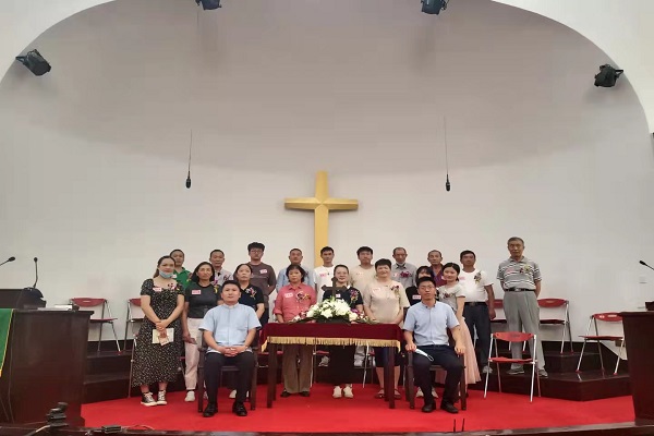 Eighteen catechumen took a group pictures with pastors after being baptized in Gongxiang Church, Suzhou, Jiangsu, on Sep 19, 2021.