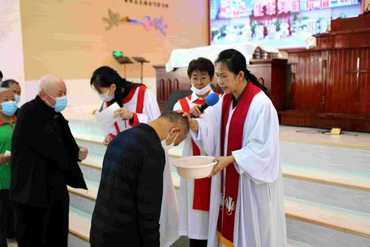 Rev. Jiang Mao from Xingsheng Church, Anshan, Liaoning, baptized a male follower on Sept 26, 2021.