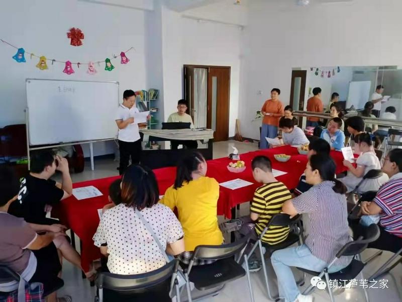 A teenager with Down Syndrome sang a song in the piano accompaniment by a volunteer Liu Yanrui majoring in early childhood development and health management on the afternoon of Sept 25, 2021.