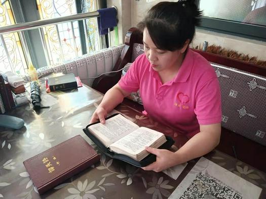 Wang Hulin read the Bible.