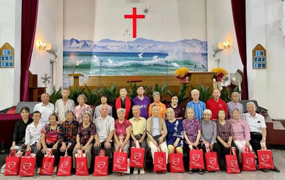 On Ocotber 10, 2021, senior believers received gifts in a church of Jinshan District, Shanghai, to mark the Double Ninth Festival which falls on October 14 this year. 